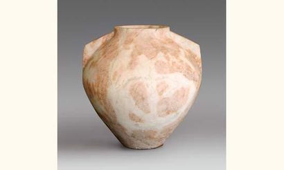 null Marguerite de BAYSER-GRATRY (1895-1975)
Vase en marbre poli de forme balustre...