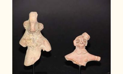 null CHARSADDA (300 av. J.C.)
Buste de déesse mère en terre cuite.
H : 6 cm