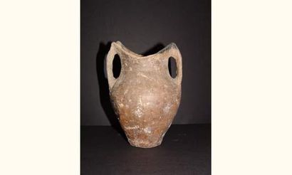 null SSUWA CULTURE (1300-1100 av. J.C.)
Vase à deux anses en terre cuite grise.
H...