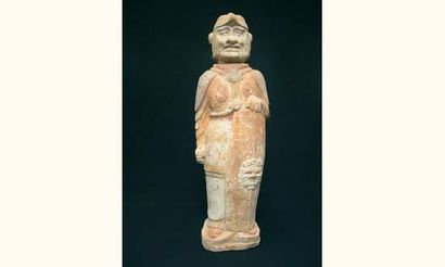null WEI (386-557 ap. J.C.)
Guerrier casqué debout, en armure. Il tient un grand...