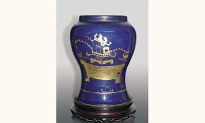 null T'SING
Potiche en porcelaine à décor or sur fond bleu (19e siècle). ( Encolure...