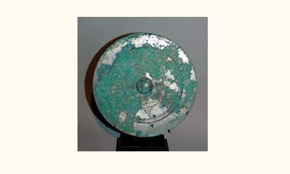 null HAN (206 av. J.C.-220 ap. J.C.)
Miroir à décor géométrique et écriture.
En bronze...