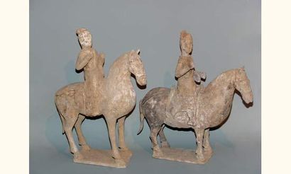 null WEI (386-557 ap. J.C.)
Couple de cavaliers en terre cuite à engobe et à polychromie.
Cavalier...