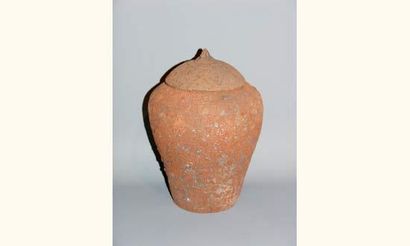 null SIX DYNASTIES (420-589 ap. J.C.)
Pot avec couvercle, recouvert de texte en vieux...