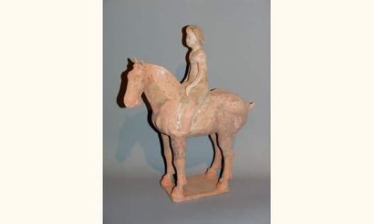 null TANG (618-907 ap. J.C.)
Cavalière « Fat Lady « assise sur son cheval debout...