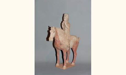 null TANG (618-907 ap. J.C.)
Joueur de flûte de pan sur son cheval debout sur terrasse...
