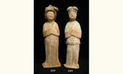 null TANG (618-907 ap. J.C.)
Dame de cour « Fat Lady « debout, aux mains jointes...