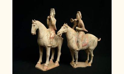 null TANG (618-907 ap. J.C.)
Deux musiciens assis sur leurs montures à l'arrêt.
En...