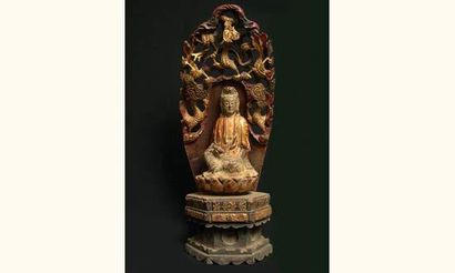 null MING (1368-1643 ap. J.C.)
Kwanin assise en méditation sur un haut trône lotiforme,...