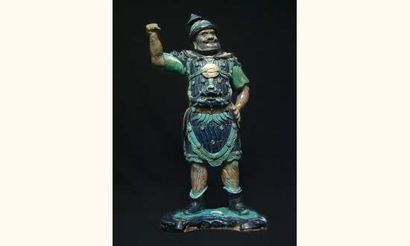 null MING (1368-1643 ap. J.C.)
Guerrier debout, en armure et casqué, la main droite...