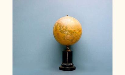 null Globe terrestre signé Delamarche Paris 1850.
Pied en bois noir, piédouche en...