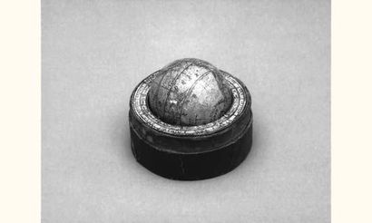 null Petit globe de poche dans sa boîte en carton bouilli, signé Abel KLINGER à Nüremberg.
(Acc.,...