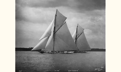 null Beken et Son.
Très rare photographie des Yacht Ailsa et Britannia en régate...