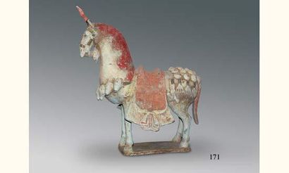 null WEI DU NORD (386-535 ap. J. C)
Cheval à l'arrêt sur une terrasse, caparaçonné...