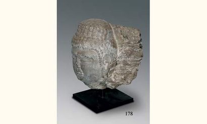 null QI DU NORD (550 - 577 ap. J.C.)
Tête de Bouddha à la coiffure en escargot, grés...