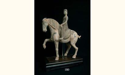 null SIX DYNASTIES (420-589 ap. J. C)
Cheval en mouvement surmonté de sa cavalière...