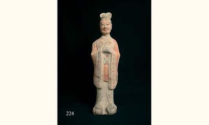 null TANG (618-907 ap. J.C
Dignitaire debout aux mains jointes, en terre cuite blanche...