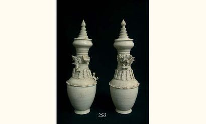 null SONG (960 - 1279 ap. J.C)
Paire de vases Humping à couvercles, en terre cuite...