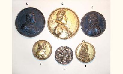 null Médaille ronde, en bronze ciselé et anciennement doré à décor sur les deux faces...
