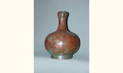 null HAN (206 av. J.C. - 220 ap. J.C.)
Vase " Ping " en forme de gousse d'ail, en...