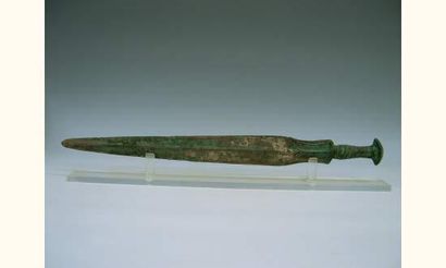 null PRINTEMPS AUTOMNE (770 - 448 av. J.C.)
Epée en bronze de patine verte, rouge...