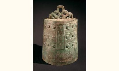 null ROYAUMES COMBATTANTS (480 - 220 av. J.C.)
Cloche de carillon, décorée à la base...