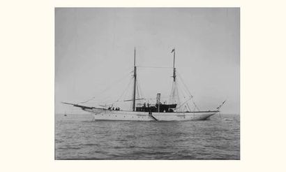 null Photographie KIRK (de COWES).
" Le yacht Arlequin ".
Tirage d'époque (c. 1900)...
