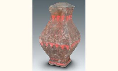 null HAN (206 av. J.C. - 220 ap. J.C.)
Vase " Fang " en terre cuite à polychromie....