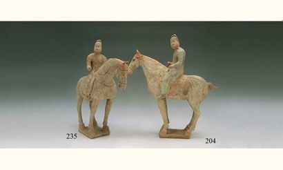 null TANG (618 - 907 ap. J.C.)
Cavalier sur son cheval à l'arrêt. 
En terre cuite...