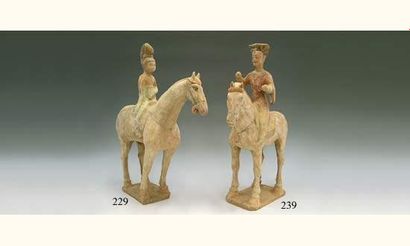 null TANG (618 - 907 ap. J.C.)
Cavalière à la coiffe en éventail, la main gauche...