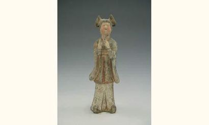 null TANG (618 - 907 ap. J.C.)
Dame de cour debout, la coiffure en doubles chignons,...
