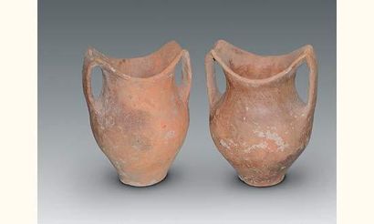  SSUWA CULTURE (1400 - 1100 av. J.C.) Paire de vases à deux anses en terre cuite...