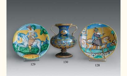null ITALIE (Deruta). Vase à piédouche muni d'anses aplaties, décoré en bleu vert...