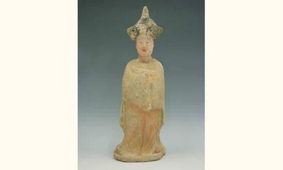 null TANG (618 - 907 ap. J.C.)
Dame de cour " Fat Lady " debout aux mains jointes,...
