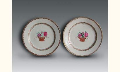 null T'SING (XVIIIe siècle)
Deux assiettes en porcelaine à décor floral. Compagnie...
