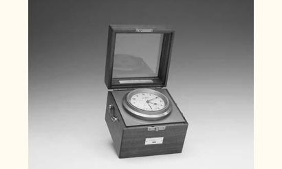 null Chronomètre de marine signé GLASHUTTE (Allemagne c. 1970). Coffret bois à capot...
