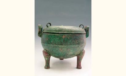 null ROYAUMES COMBATTANTS (480 - 220 av. J.C.)
Vase " Ding " tripode couvert à deux...
