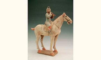 null TANG (618 - 907 ap. J.C.)
Joueur de flûte sur son cheval à l'arrêt, en terre...