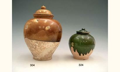 null TANG (618 - 907 ap. J.C.)
Vase et son couvercle sur piédouche, en terre cuite...