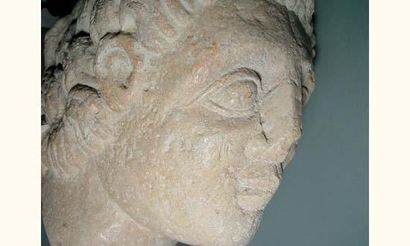 ROME
Monumentale tête gallo-romaine représentant...