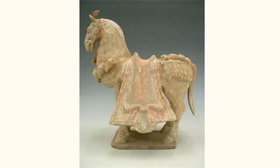 null WEI DU NORD (386 - 535 ap. J.C.)
Cheval à la selle tombante, harnaché de grelots;...