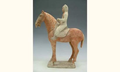 null TANG (618 - 907 ap. J.C.)
Lettré à cheval en terre cuite ocre à engobe et polychromie....