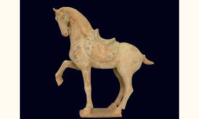 null TANG (618-907 ap. J. C. )
Cheval sellé à la patte levée dit " Prancing horse...
