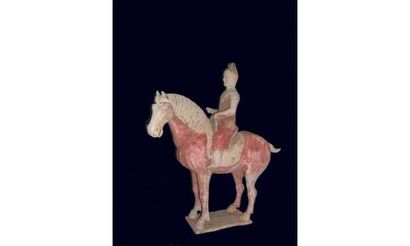 null TANG (618-907 Ap. J. C)
Cavalier sur son cheval en terre cuite blanche à engobe.
H...