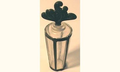 null VOLNAY, Ambre de Siam " Pot à feu ". Très rare flacon créé par René Lalique....