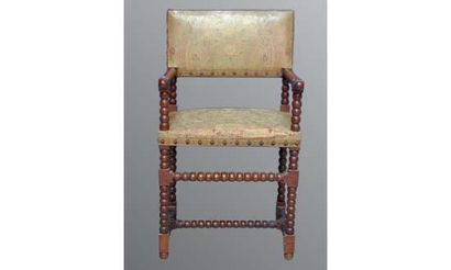 null Chaise à bras en bois tourné en chapelet début XVIIème siècle recouverte d'une...