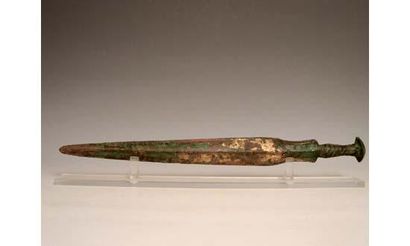 null PRINTEMPS AUTOMNE (770-448 av. J.C)
Epée en bronze de patine verte, rouge et...