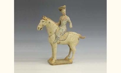 null TANG (618 - 907 ap. J. C. )
Cavalière à la coiffe en éventail sur sa monture...