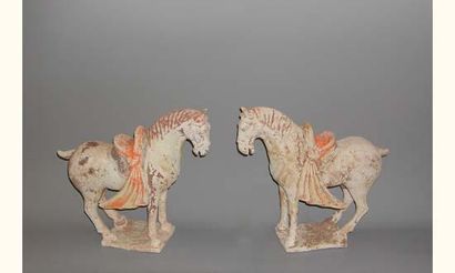 null TANG (618 - 907 ap. J. C. )
Deux chevaux à la selle drapée en terre cuite à...