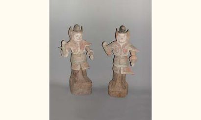 null TANG (618 - 907 ap. J. C. )
Paire de Lokapala debout avec le poing droit levé...